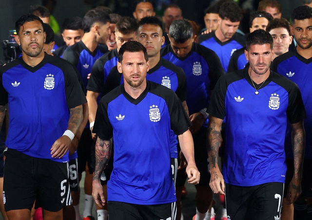 Messi v&agrave; Ronaldo bất ngờ c&oacute; c&ugrave;ng th&ocirc;ng điệp, th&aacute;ch nhau trận chung kết World Cup?- Ảnh 1.