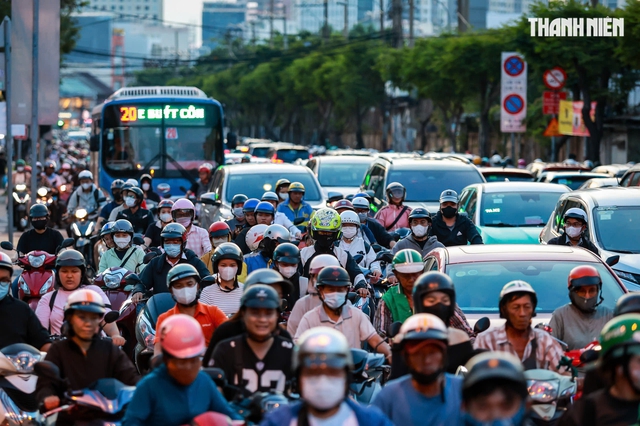 TP.HCM tính hạn chế xe xăng dầu vào trung tâm thế nào?- Ảnh 1.