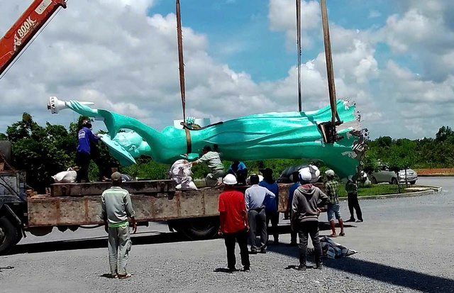  Tượng "Nữ thần khai phóng" ở Đức Hòa bị tháo dỡ - Ảnh 1.
