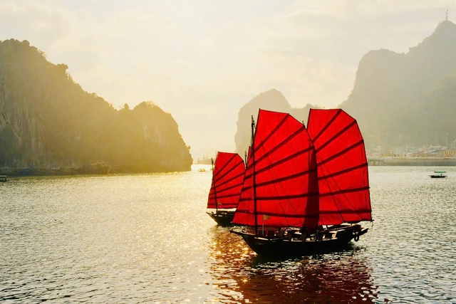 Thuyền buồm Hạ Long ch&iacute;nh thức đ&oacute;n kh&aacute;ch  - Ảnh 1.