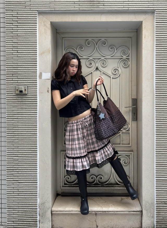 Bỏ cả thế giới vào túi tote để tự tin sải bước ngày dài - Ảnh 2.