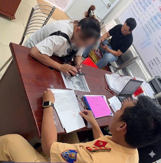 Người phụ nữ tung v&agrave;ng m&atilde; xuống đường để 'xả xui' ở TP.HCM bị phạt - Ảnh 2.