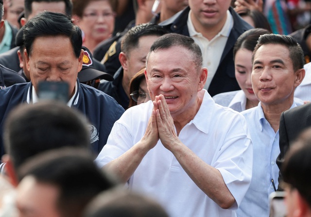 &Ocirc;ng Thaksin được trả tự do nhờ lệnh &acirc;n x&aacute; ho&agrave;ng gia - Ảnh 1.