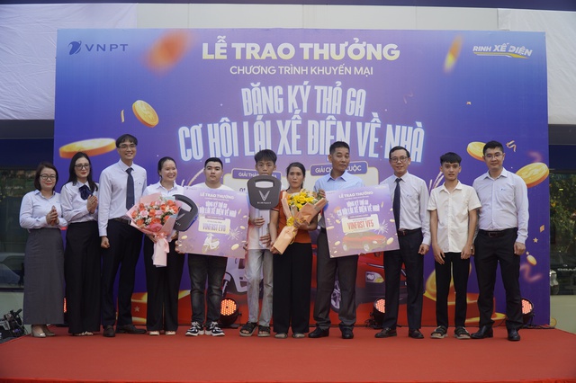 Đăng k&yacute; g&oacute;i mạng 5.000 đồng/ng&agrave;y, người đ&agrave;n &ocirc;ng ch&agrave;i lưới ven s&ocirc;ng tr&uacute;ng &ocirc; t&ocirc;- Ảnh 3.