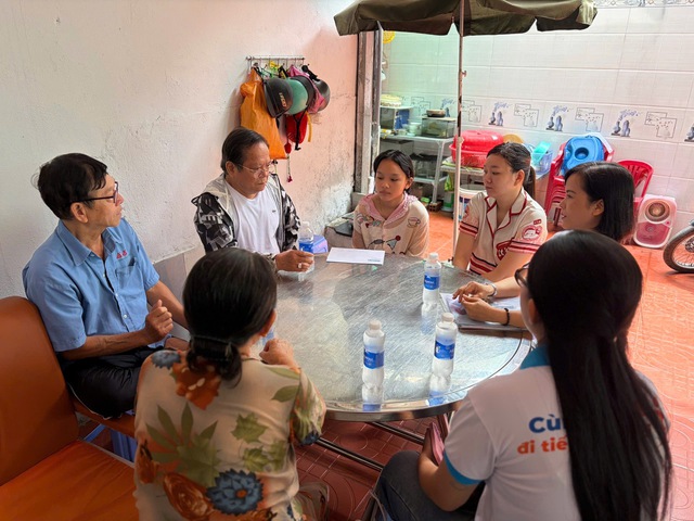 Quỹ từ thiện Tr&uacute;c Thanh bảo trợ nữ sinh mồ c&ocirc;i kh&oacute;c b&ecirc;n di ảnh cha- Ảnh 1.