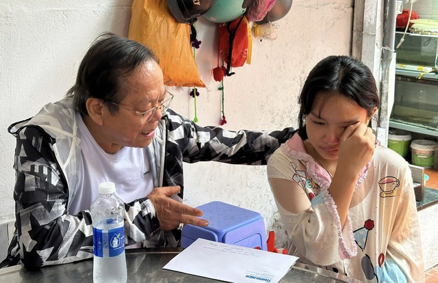 Quỹ từ thiện Tr&uacute;c Thanh bảo trợ nữ sinh mồ c&ocirc;i kh&oacute;c b&ecirc;n di ảnh cha- Ảnh 2.