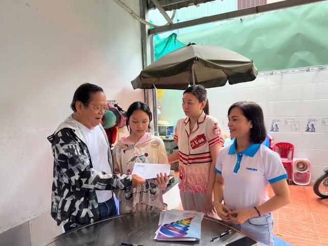 Quỹ từ thiện Tr&uacute;c Thanh bảo trợ nữ sinh mồ c&ocirc;i kh&oacute;c b&ecirc;n di ảnh cha- Ảnh 4.