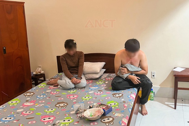 Kiểm tra nh&agrave; nghỉ, c&ocirc;ng an ph&aacute;t hiện 13 người sử dụng ma t&uacute;y- Ảnh 1.