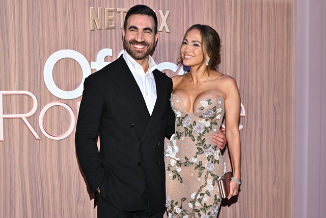 Jennifer Lopez n&oacute;ng bỏng b&ecirc;n bạn diễn giữa tin đồn t&igrave;nh &aacute;i - Ảnh 1.