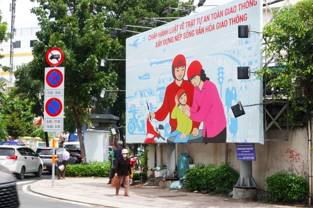 TP.HCM muốn th&aacute;o dỡ h&agrave;ng loạt biển quảng c&aacute;o lấn chiếm vỉa h&egrave;- Ảnh 1.