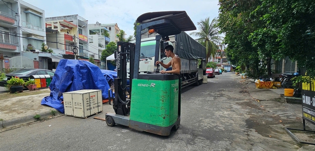 Người dân khốn khổ vì một chành xe ngang nhiên lấn chiếm lối đi công cộng - Ảnh 1.
