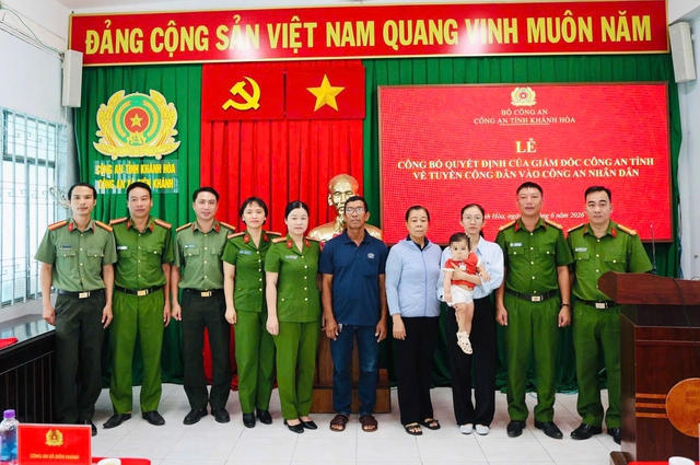 Vợ thiếu tá Nguyễn Xuân Hải được tuyển vào ngành công an- Ảnh 2. Vợ thiếu tá Nguyễn Xuân Hải được tuyển vào ngành công an- Ảnh 2.