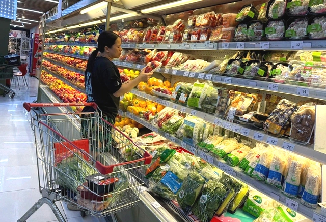 Lạm ph&aacute;t tăng hơn 4%, nhập si&ecirc;u gần 14 tỉ USD- Ảnh 1.