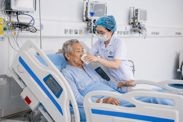 Cứu sống bệnh nh&acirc;n đột quỵ nguy kịch v&igrave; h&iacute;t sặc khi nu&ocirc;i ăn qua sonde- Ảnh 1.