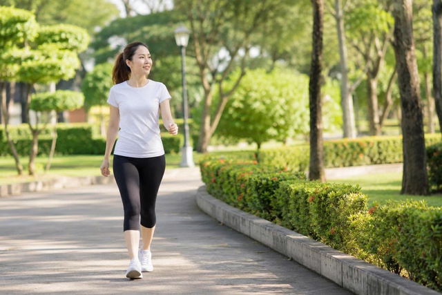 Đi bộ sau bữa ăn giúp kiểm soát đường huyết và mỡ bụng ra sao? - Ảnh 1.
