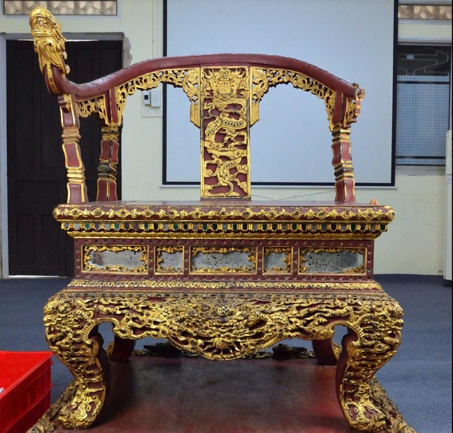 Hoàn thành phục chế ngai vàng triều Nguyễn sau vụ phá hoại- Ảnh 2.