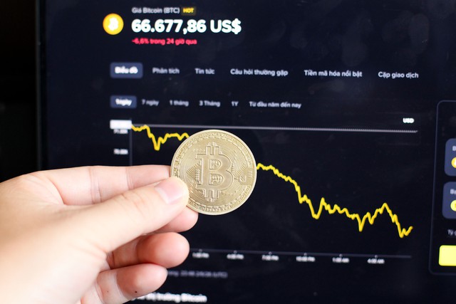 Gi&aacute; Bitcoin h&ocirc;m nay 3.6.2026: BTC sập gi&aacute;, thổi bay 176 tỉ USD vốn h&oacute;a thị trường - Ảnh 1.