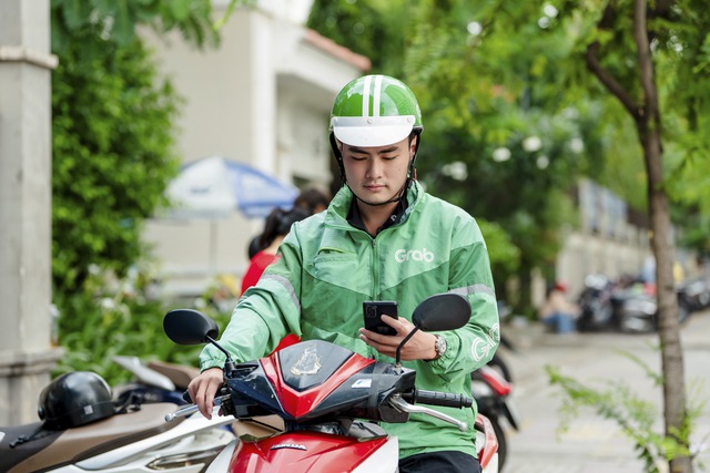 Chuyện nghề của những b&aacute;c t&agrave;i Grab tự tin chở kh&aacute;ch quốc tế - Ảnh 1.