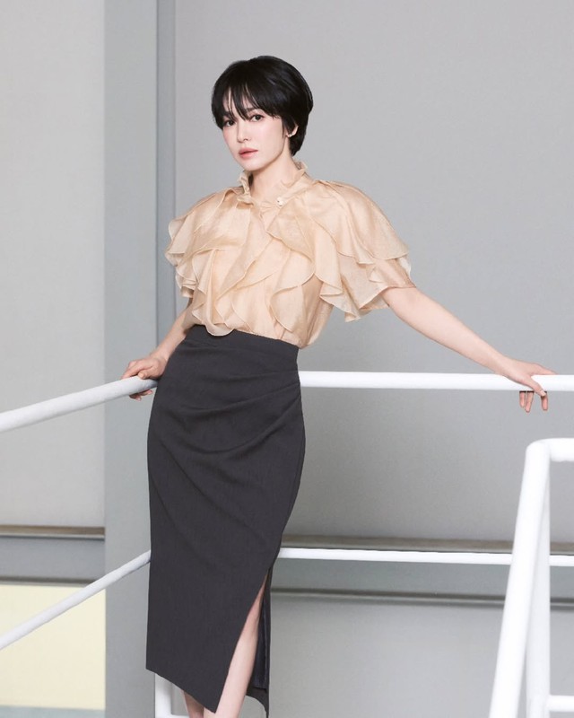 Diện mạo hè mới lạ từ chân váy dáng dài và áo blazer- Ảnh 8. Diện mạo hè mới lạ từ chân váy dáng dài và áo blazer- Ảnh 8.