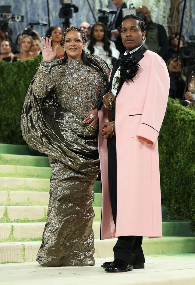A$AP Rocky h&eacute; lộ cuộc sống b&ecirc;n Rihanna sau c&uacute; sốc bị xả s&uacute;ng v&agrave;o nh&agrave; - Ảnh 2.