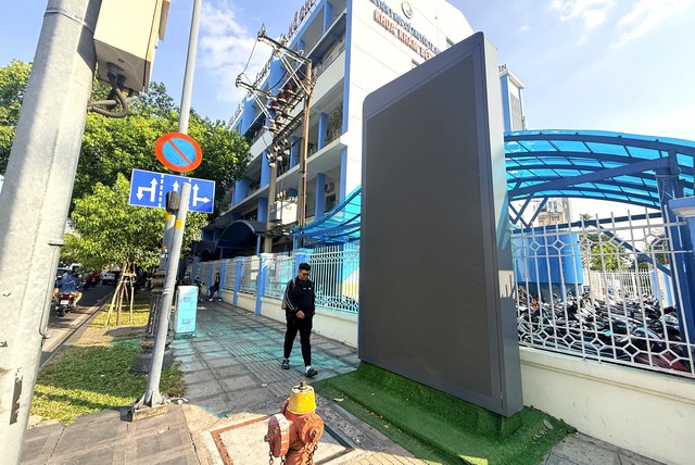 TP.HCM muốn th&aacute;o dỡ h&agrave;ng loạt biển quảng c&aacute;o lấn chiếm vỉa h&egrave;- Ảnh 2.