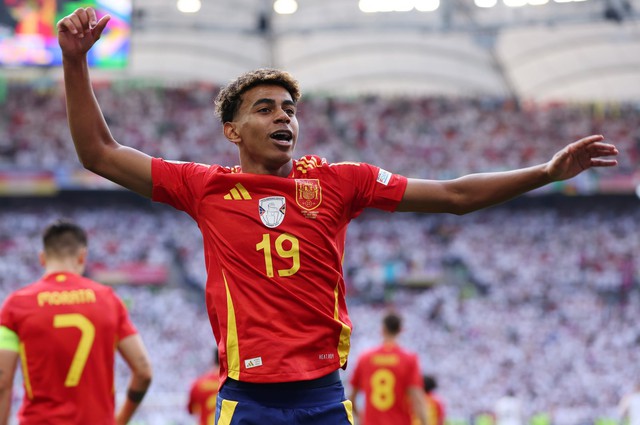 Yamal muốn s&aacute;nh vai Messi v&agrave; Ronaldo trong lịch sử World Cup- Ảnh 1.