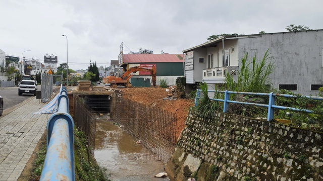 Tự ý phá bờ kè suối ở Đà Lạt để xây dựng công trình trái phép - Ảnh 1.