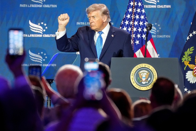 T&ograve;a Tối cao Mỹ ra ph&aacute;n quyết tr&aacute;i chiều với &ocirc;ng Trump - Ảnh 1.