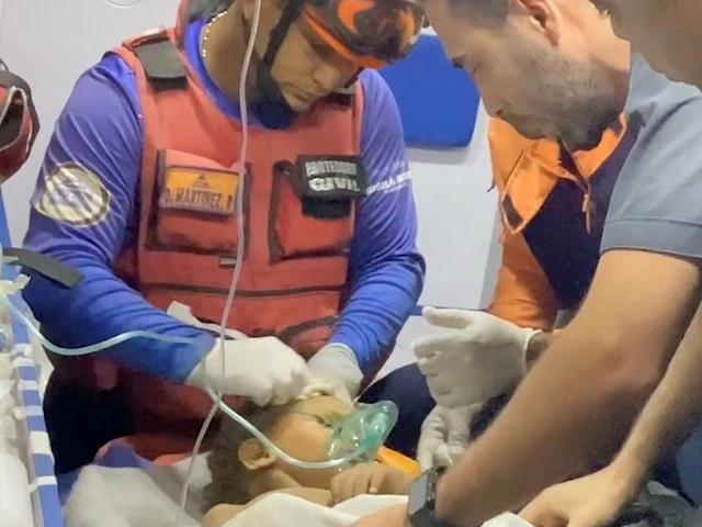 Bé trai sống sót sau 6 ngày mắc kẹt dưới đống đổ nát vì động đất Venezuela- Ảnh 1.