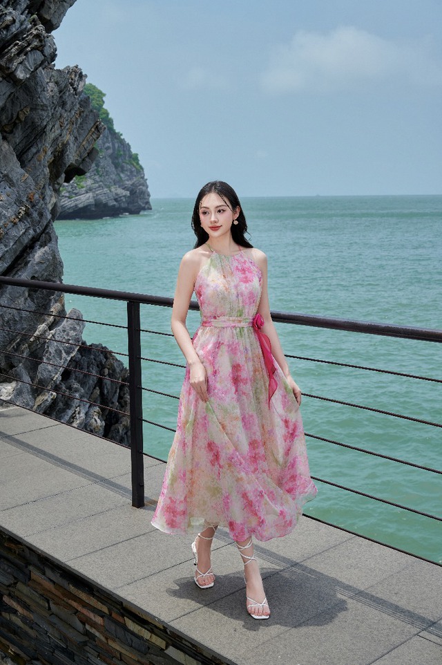 Khoe kh&eacute;o vai trần gợi cảm c&ugrave;ng v&aacute;y maxi cổ yếm ng&agrave;y h&egrave;- Ảnh 2.
