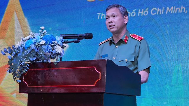 Công an TP.HCM trao học bổng, tuyên dương nhiều gia đình tiêu biểu - Ảnh 1.