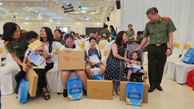 Công an TP.HCM trao học bổng, tuyên dương nhiều gia đình tiêu biểu - Ảnh 5.