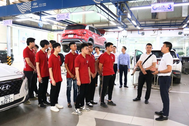 Trường đại học Trưng Vương: X&acirc;y portfolio v&agrave; năng lực cạnh tranh từ trải nghiệm thực tế- Ảnh 4.