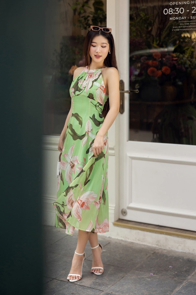 Khoe kh&eacute;o vai trần gợi cảm c&ugrave;ng v&aacute;y maxi cổ yếm ng&agrave;y h&egrave;- Ảnh 3.
