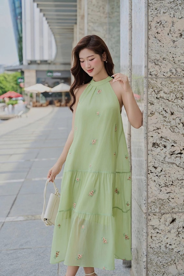 Khoe kh&eacute;o vai trần gợi cảm c&ugrave;ng v&aacute;y maxi cổ yếm ng&agrave;y h&egrave;- Ảnh 4.