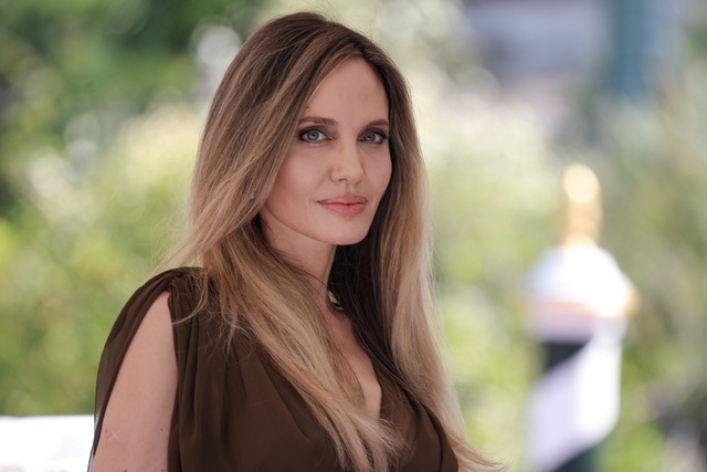 Angelina Jolie thừa nhận kh&ocirc;ng hẹn h&ograve; ai sau chia tay Brad Pitt - Ảnh 1.