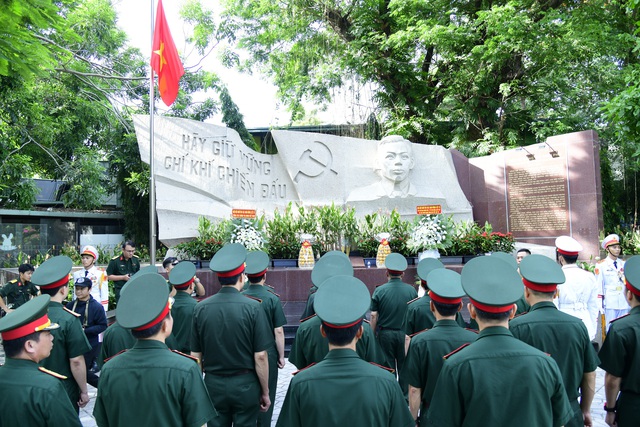 Thượng tướng Lê Quang Minh kiểm tra việc tìm mộ liệt sĩ tại Công viên Lê Thị Riêng- Ảnh 2.
