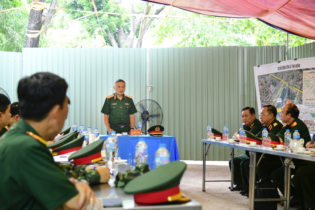 Thượng tướng Lê Quang Minh kiểm tra việc tìm mộ liệt sĩ tại Công viên Lê Thị Riêng- Ảnh 1.
