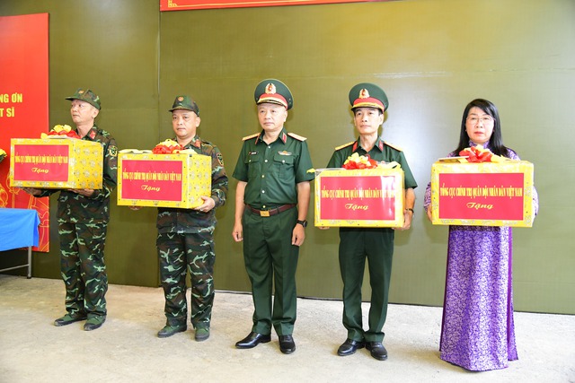 Thượng tướng Lê Quang Minh kiểm tra việc tìm mộ liệt sĩ tại Công viên Lê Thị Riêng- Ảnh 3.
