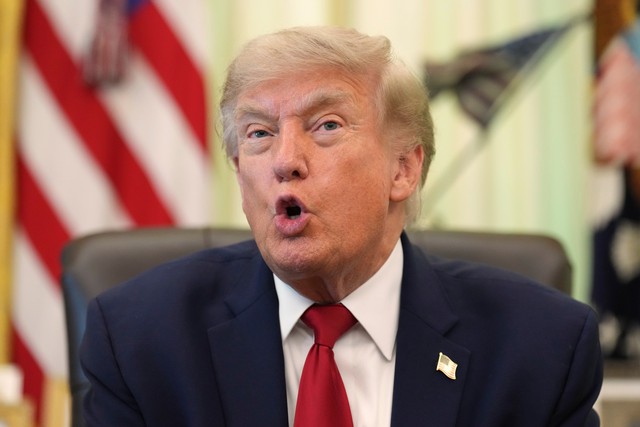 &Ocirc;ng Trump dọa mạnh tay nếu gi&aacute; xăng kh&ocirc;ng giảm- Ảnh 1.