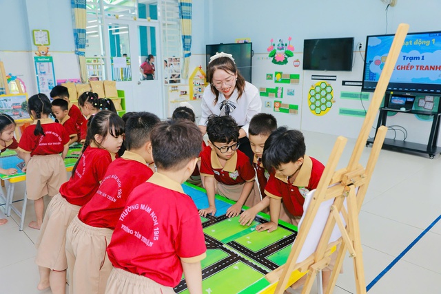 Tình yêu nghề của cô giáo mầm non TP.HCM mỗi ngày chạy xe máy gần 60 km- Ảnh 2.