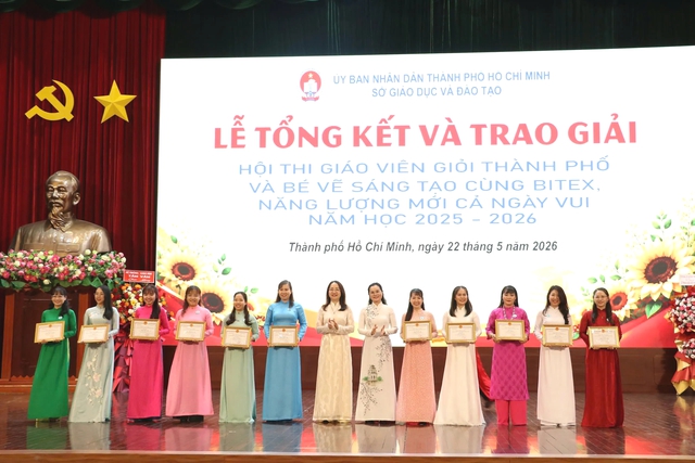 Tình yêu nghề của cô giáo mầm non TP.HCM mỗi ngày chạy xe máy gần 60 km- Ảnh 1.