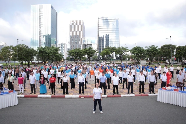 500 người dân TP.HCM đồng diễn dưỡng sinh, khám sức khỏe miễn phí ngay tại phường - Ảnh 1.