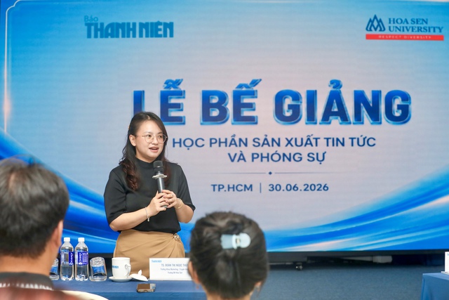 B&aacute;o Thanh Ni&ecirc;n trao giấy chứng nhận cho sinh vi&ecirc;n Trường ĐH Hoa Sen- Ảnh 4.