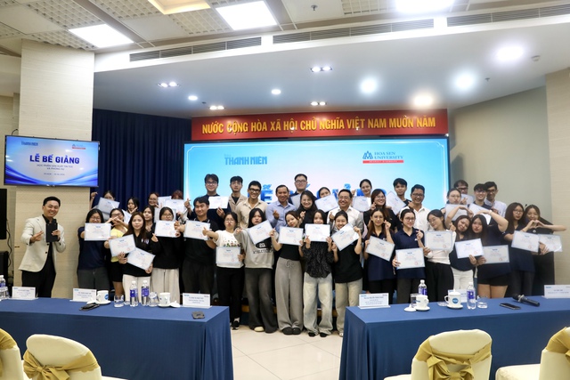 B&aacute;o Thanh Ni&ecirc;n trao giấy chứng nhận cho sinh vi&ecirc;n Trường ĐH Hoa Sen- Ảnh 5.