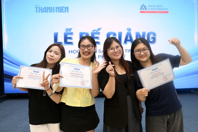 B&aacute;o Thanh Ni&ecirc;n trao giấy chứng nhận cho sinh vi&ecirc;n Trường ĐH Hoa Sen- Ảnh 6.