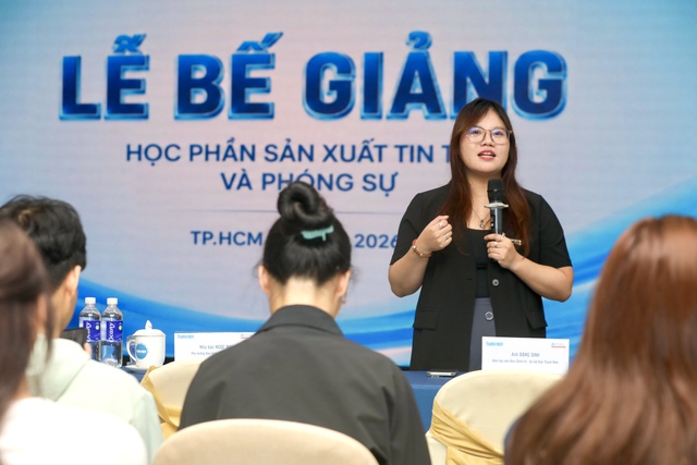 B&aacute;o Thanh Ni&ecirc;n trao giấy chứng nhận cho sinh vi&ecirc;n Trường ĐH Hoa Sen- Ảnh 2.