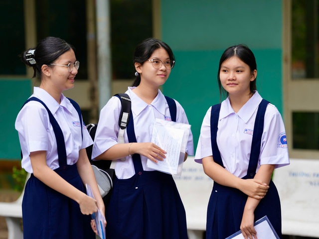 Điểm chuẩn lớp 10 tăng mạnh, TP.HCM tuyển sinh vượt chỉ tiêu - Ảnh 2.