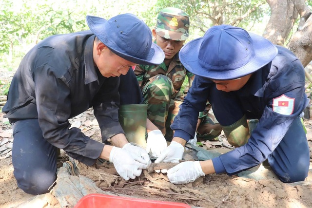 Đón 62 hài cốt liệt sĩ từ Campuchia về nước- Ảnh 1.