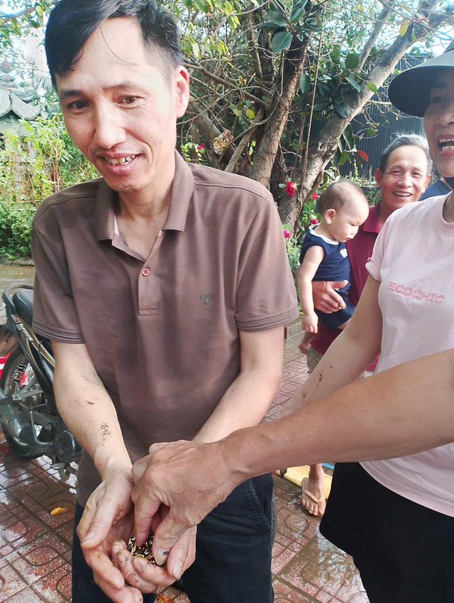Đánh rơi dây chuyền 1 cây vàng, hai vợ chồng tát cạn giếng làng để tìm- Ảnh 3.